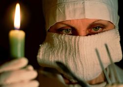 Свеча в темной операционной - как последний луч надежды. Фото: Итар-Тасс